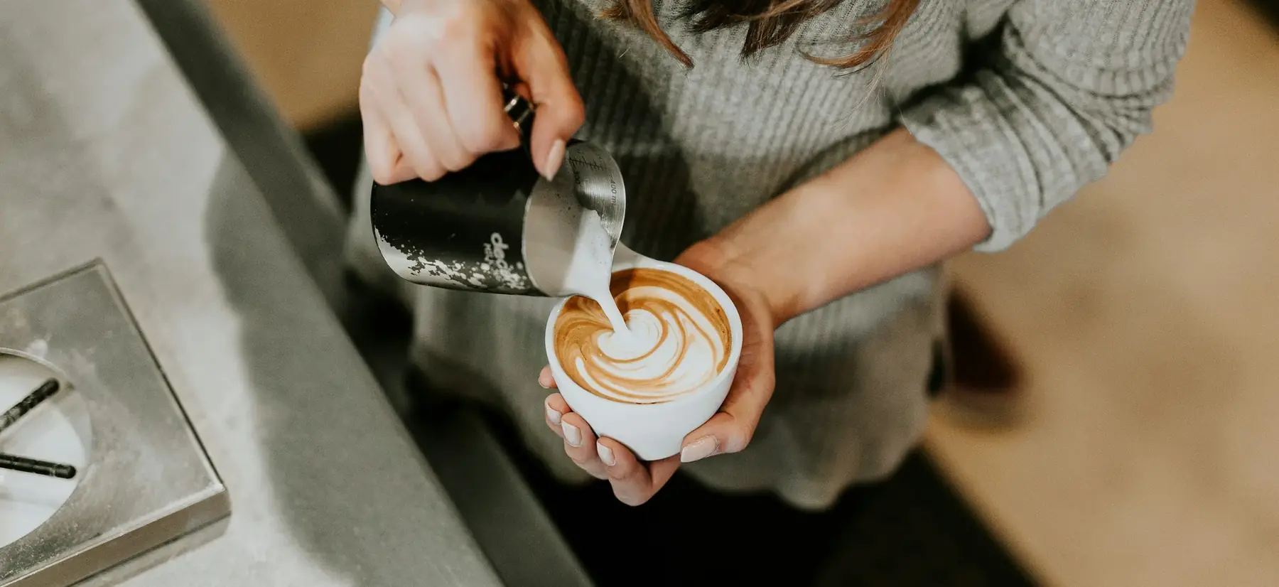 باريستا لوبارنيز أثناء سكب الحليب لفن اللاتيه